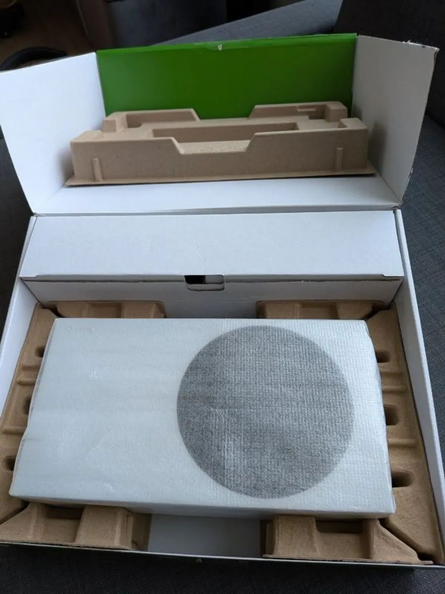 Xbox Series S + Controller charger - barely used - Image 4