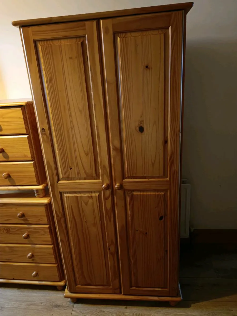 Pine bedroom set - Image 1