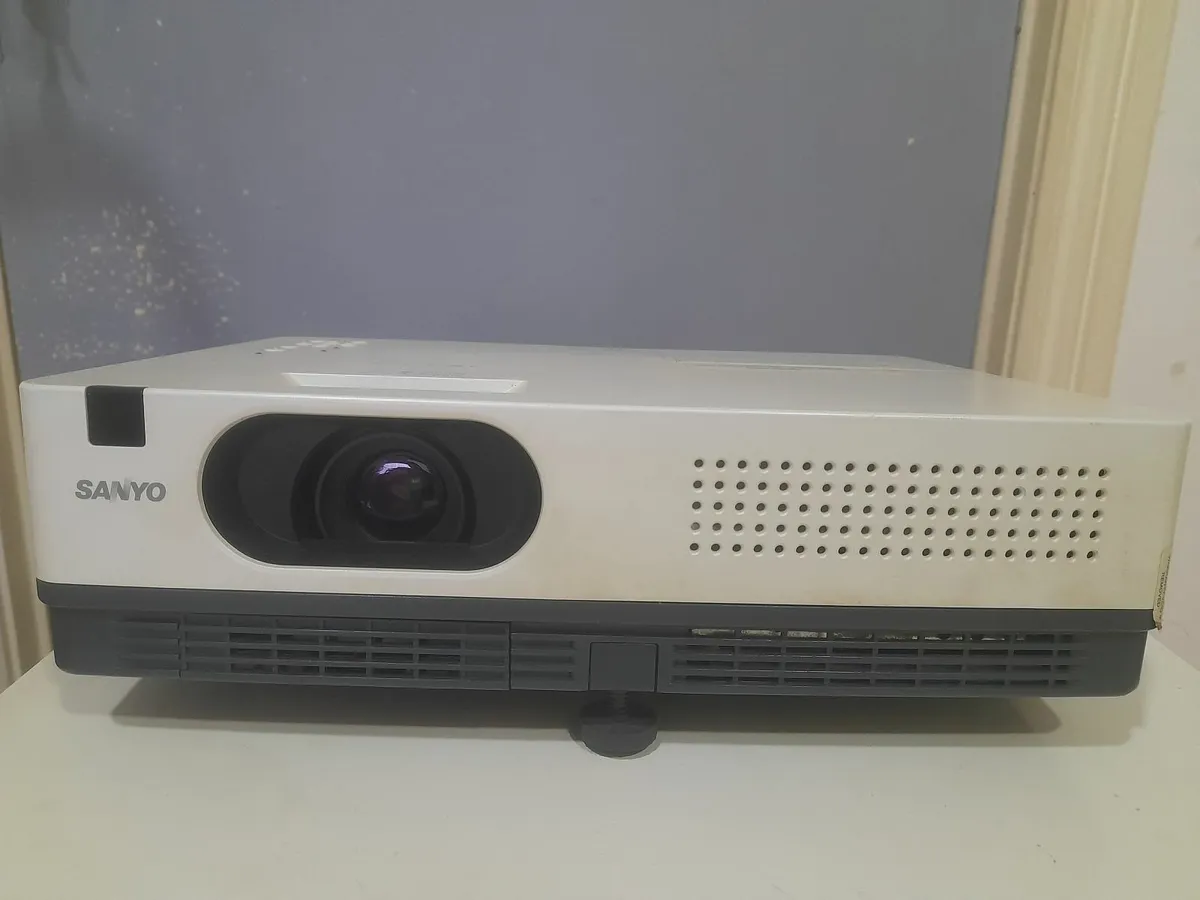 Proyector Sanyo and screen - Image 1