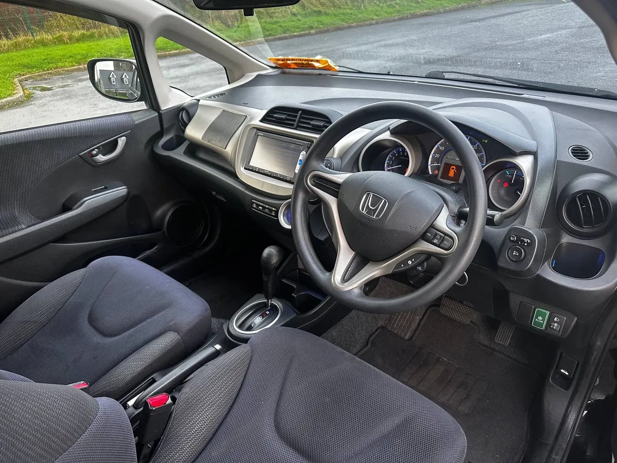 Honda fit 2013 hybrid low mileage - Image 4