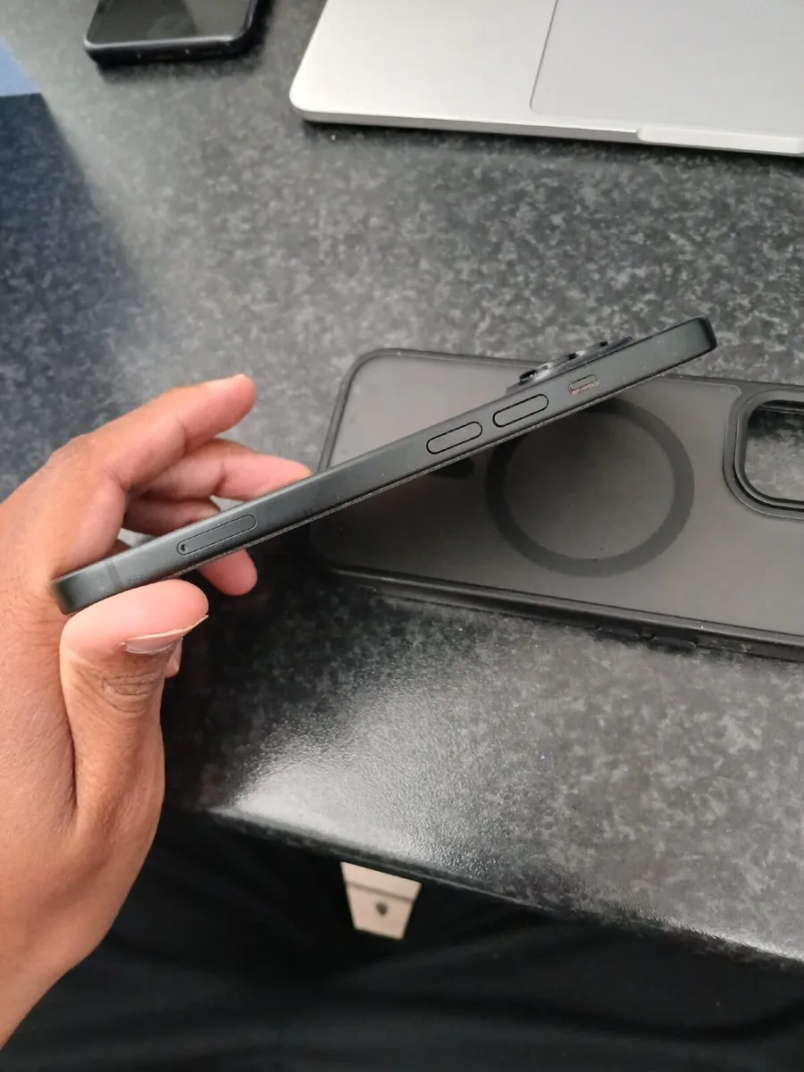 iPhone 15 – 128GB – Like New (Class A) + Cases - Image 3