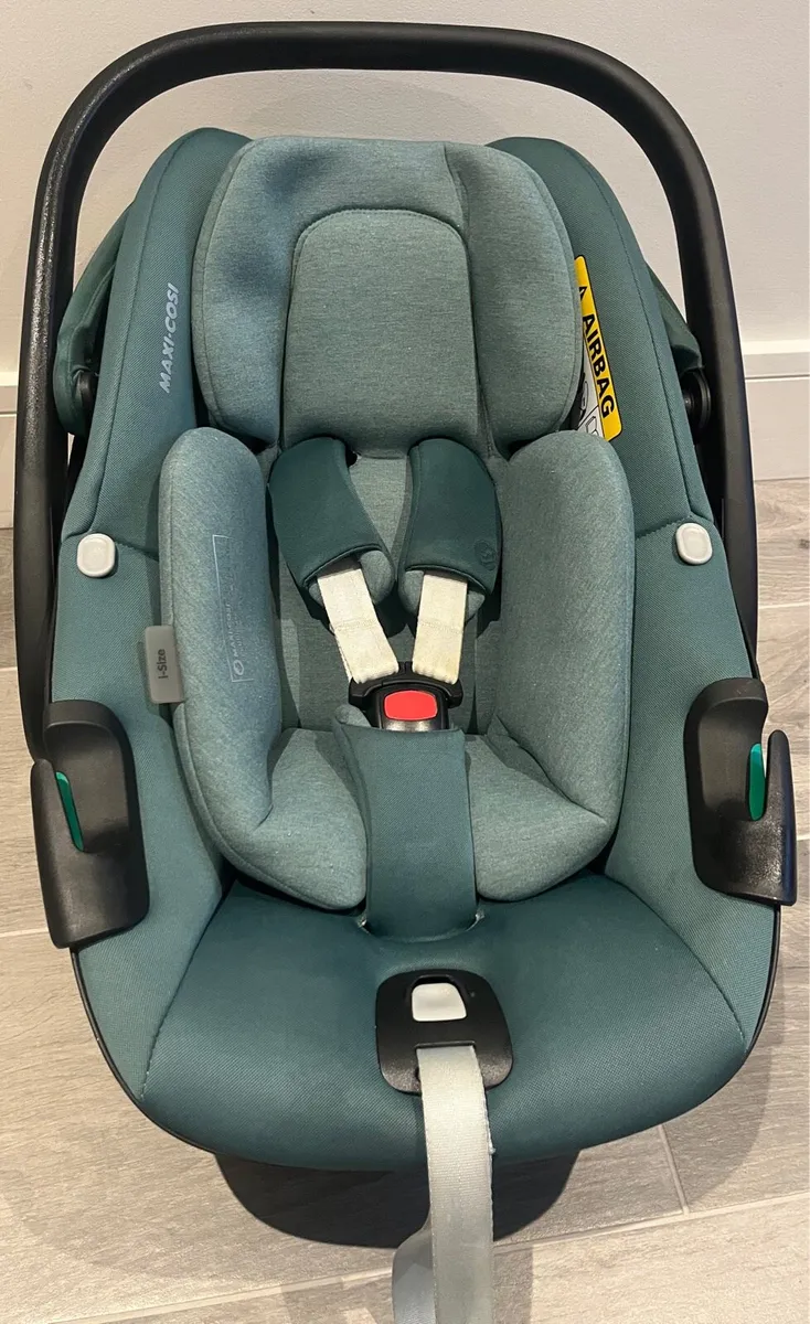 Maxi Cosi Pebble 360 & Family Fix Base - Image 1
