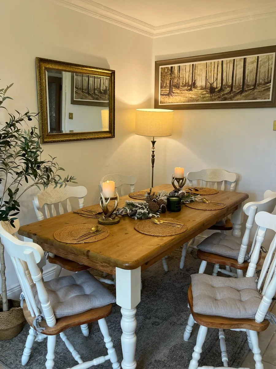 Table and chairs - Image 1