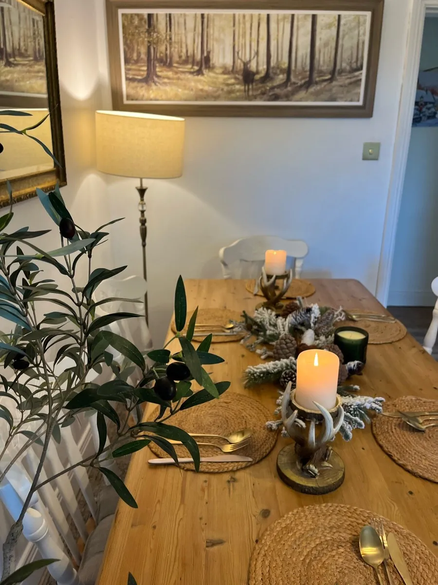 Table and chairs - Image 3