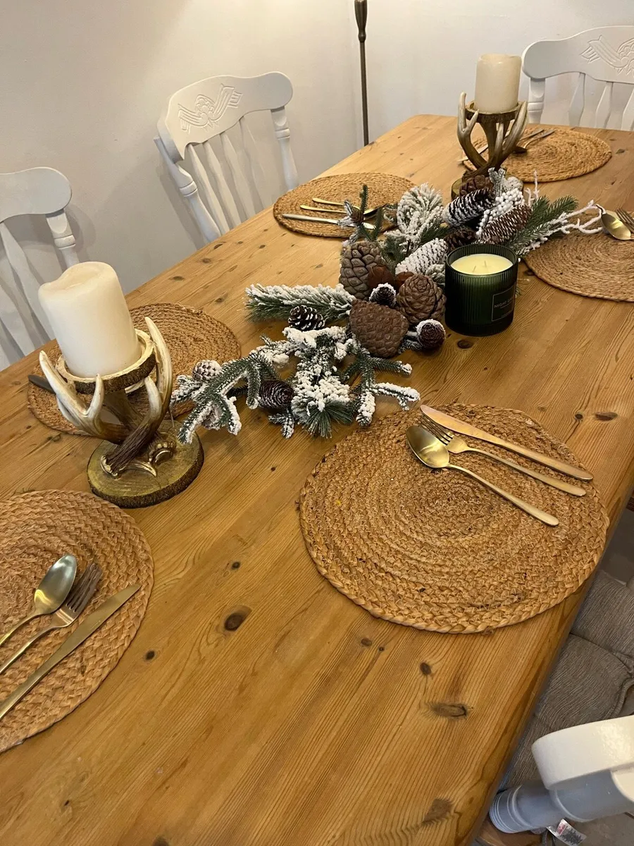 Table and chairs - Image 4