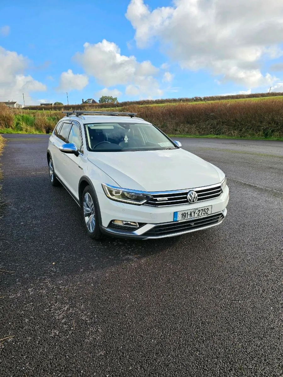 2019 Volkswagen Passat - Image 2