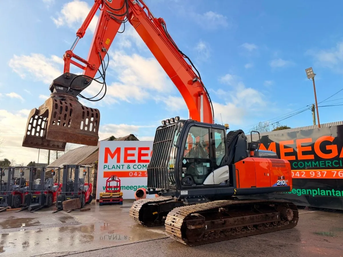 2018 HITACHI 210 DEMOLITION HIGH RISE GRAB. - Image 3