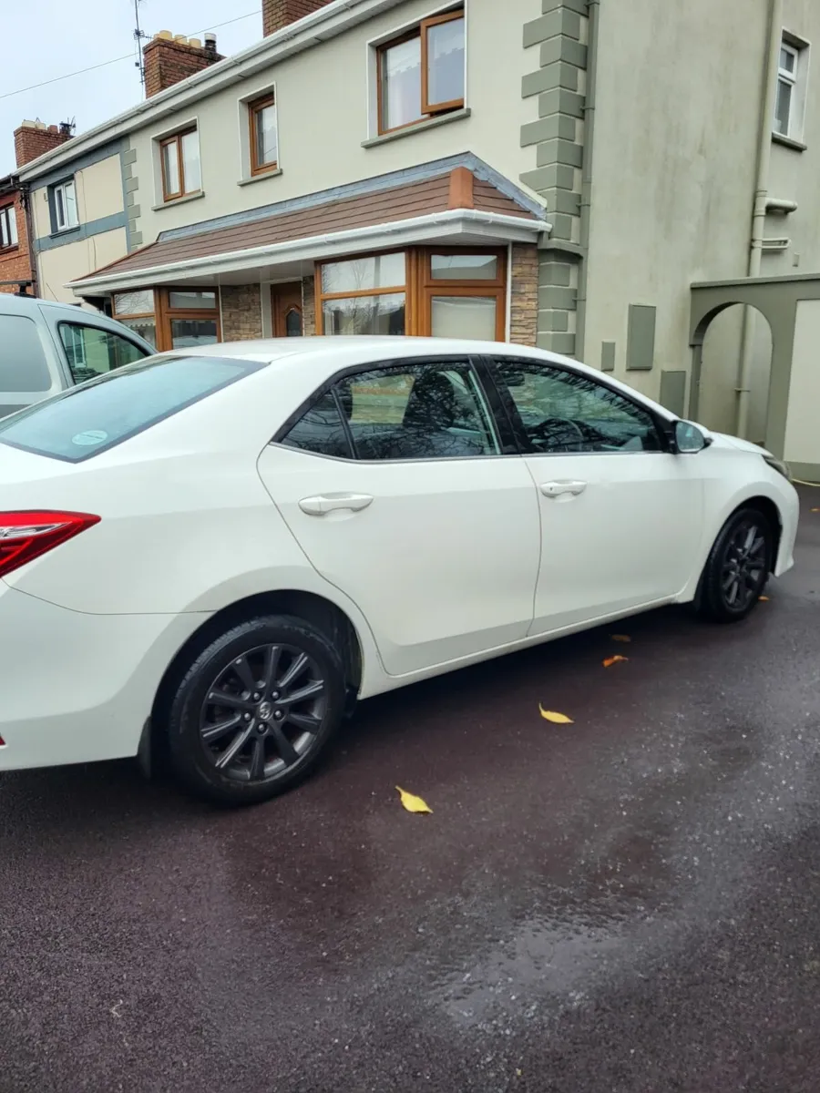 Toyota Corolla 2015 - Image 2