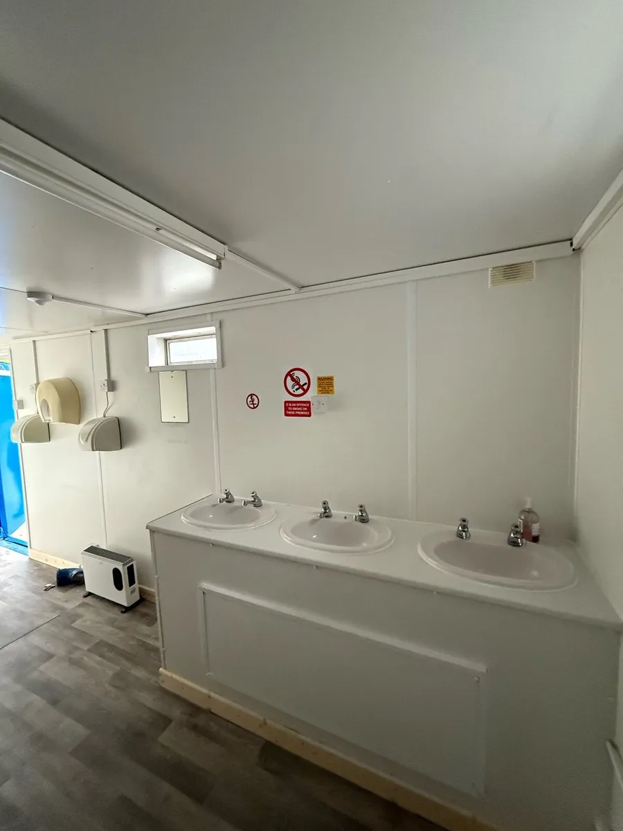 Large toilet block/ shower - Image 4