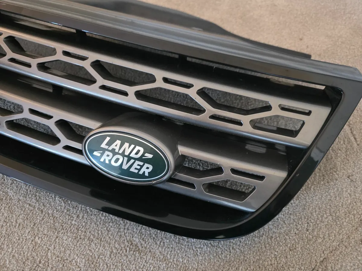 2019 Landrover Discovery SE Original Front Grille - Image 2