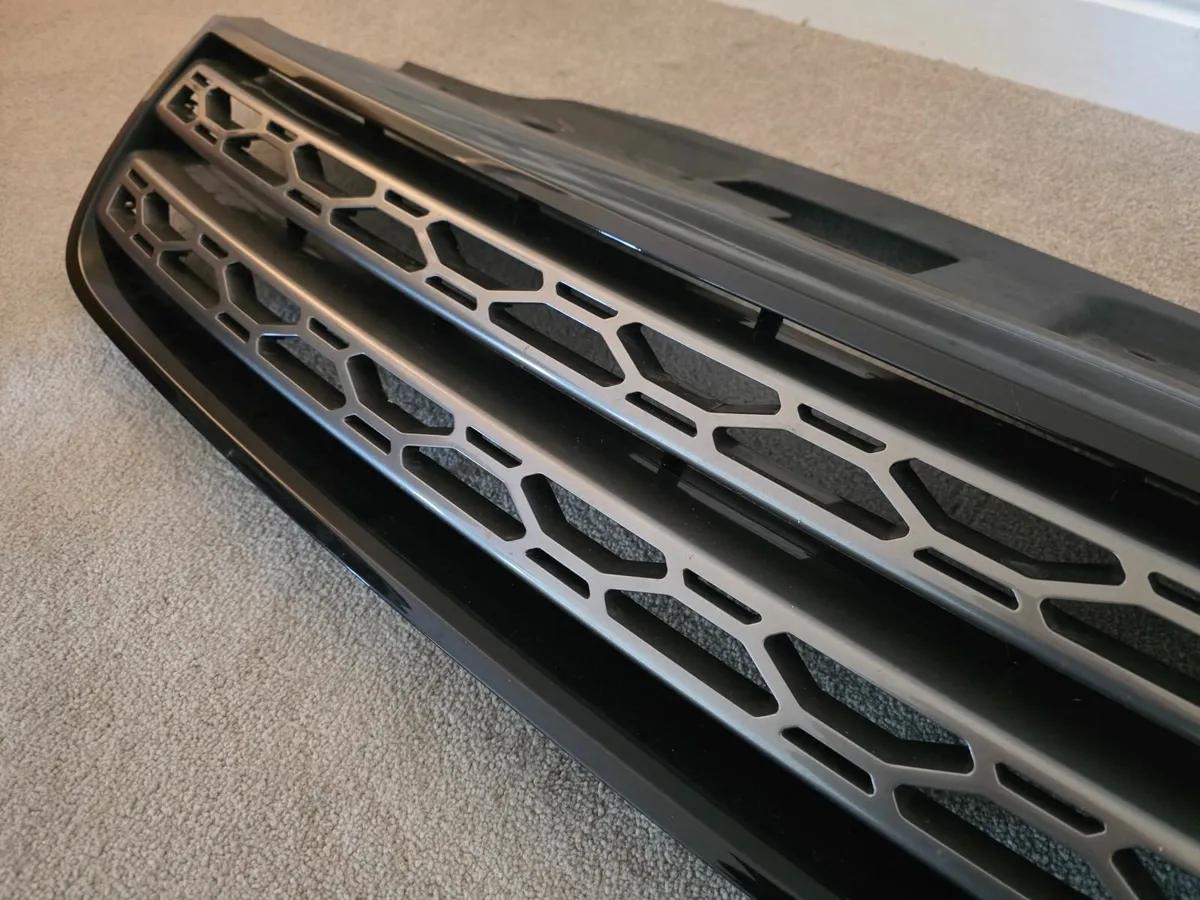 2019 Landrover Discovery SE Original Front Grille - Image 3