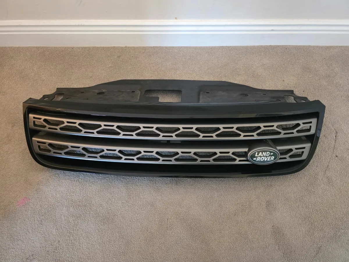 2019 Landrover Discovery SE Original Front Grille - Image 1