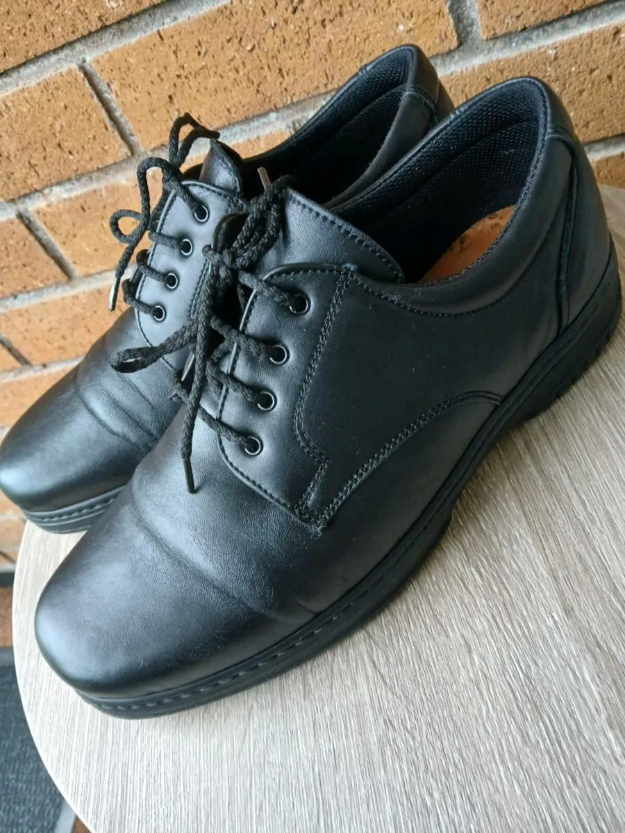 Gents Spanish leather shoes.Size43 - Image 1