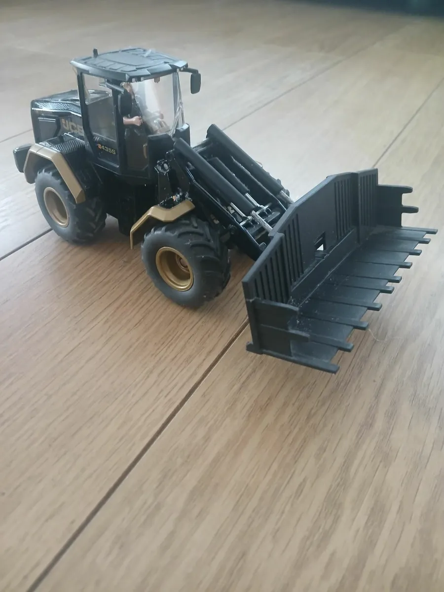 1:32 scale farm toys - Image 1