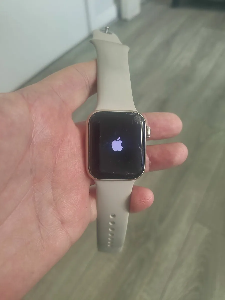 Genuine Apple watch  SE GPS  40mm - Image 1