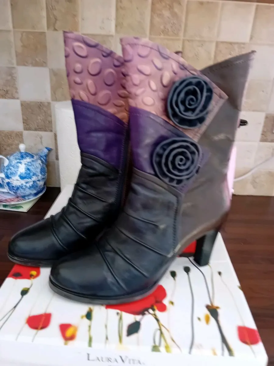 LADIES BOOTS NEW BOXED - Image 1