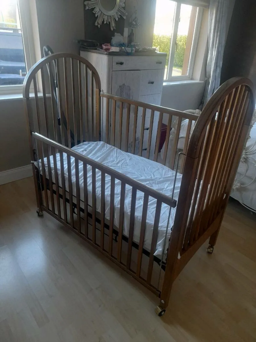 American style cot - Image 1