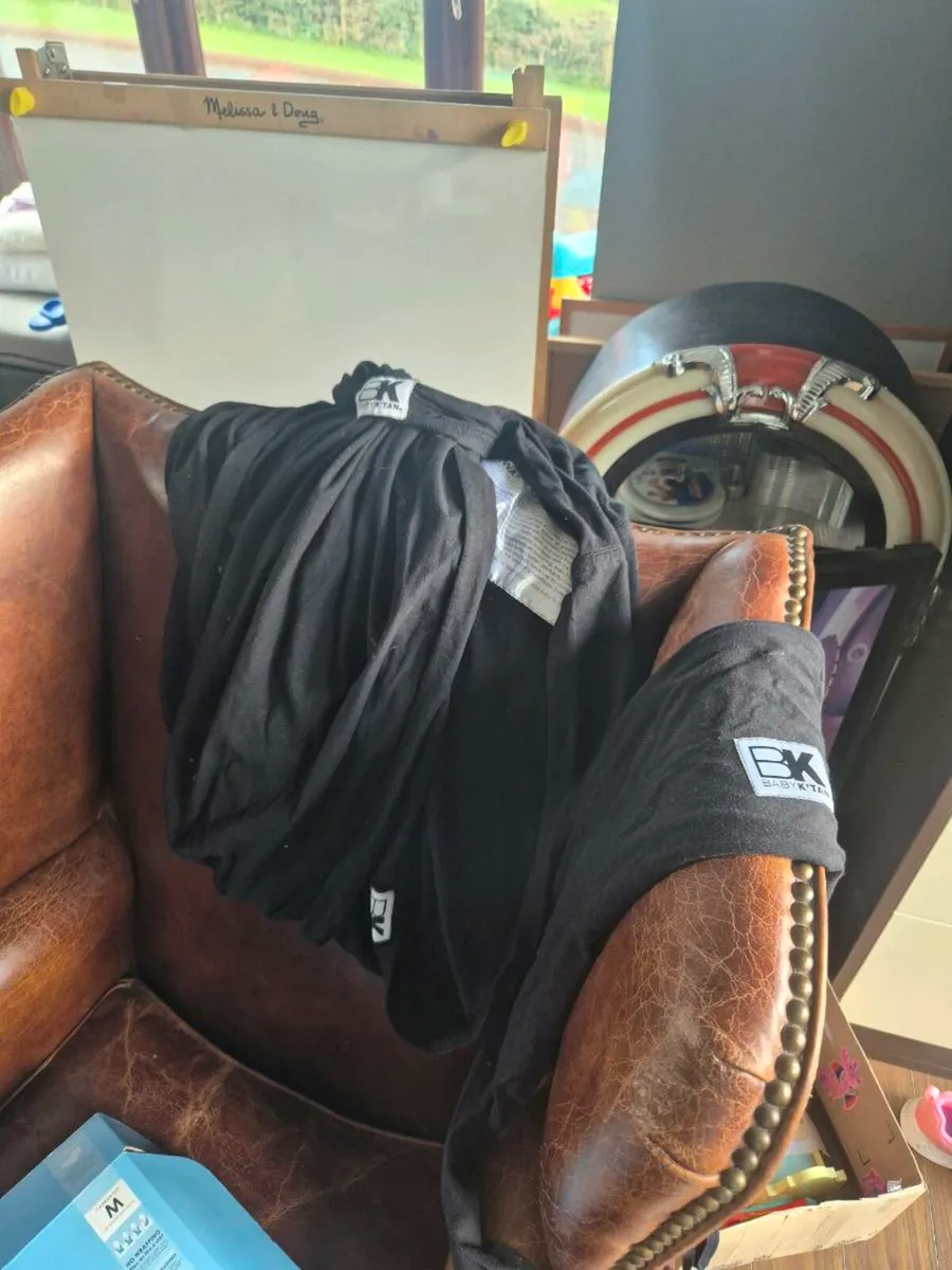 Baby ktan t shirt baby carrier size M in black - Image 1