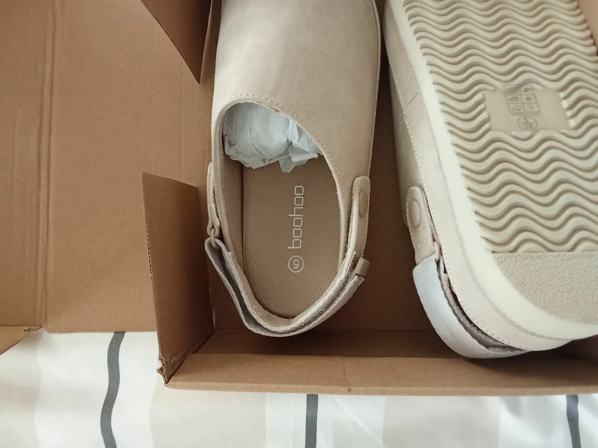 Boohoo tazz slidders - Image 1