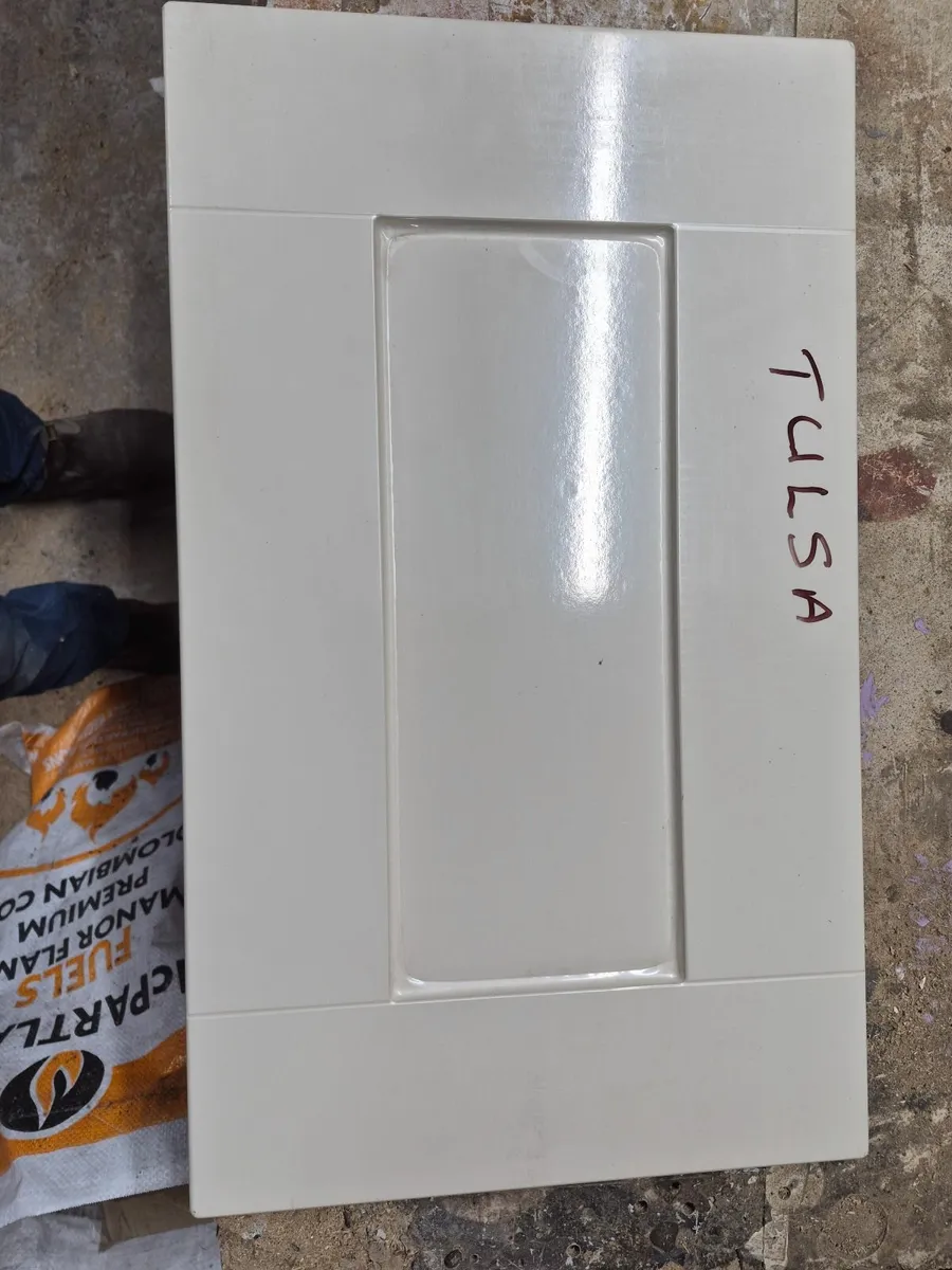 Cabinet doors and panels - Image 1