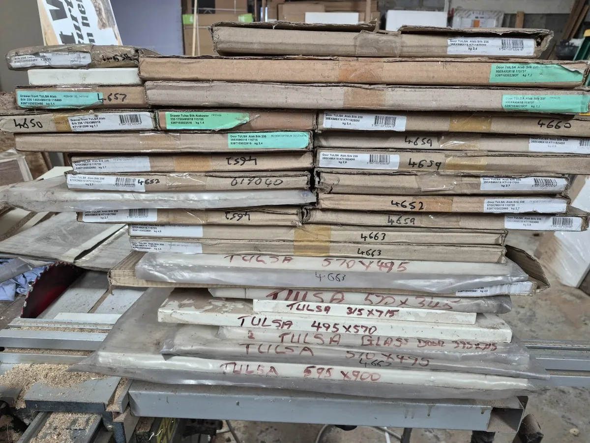 Cabinet doors and panels - Image 4