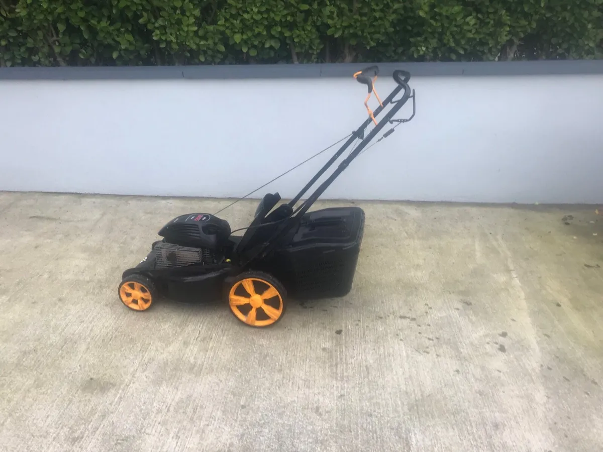 Briggs and stration Self drive lawnmower - Image 3