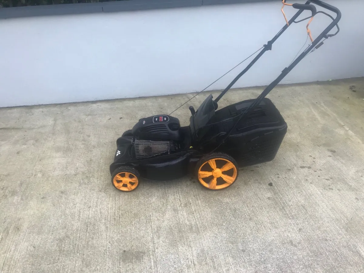 Briggs and stration Self drive lawnmower - Image 4