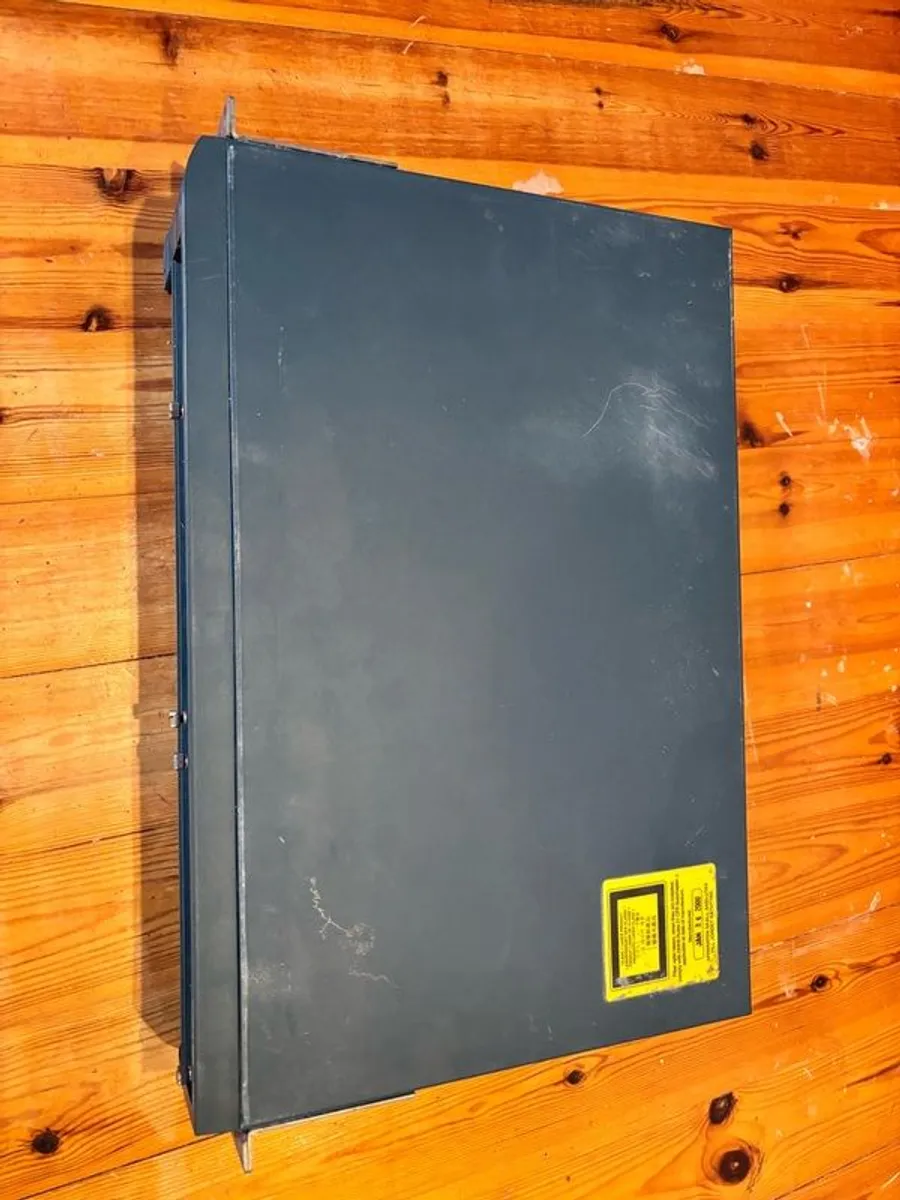 Cisco 2900XL series 24 port switch - Image 1