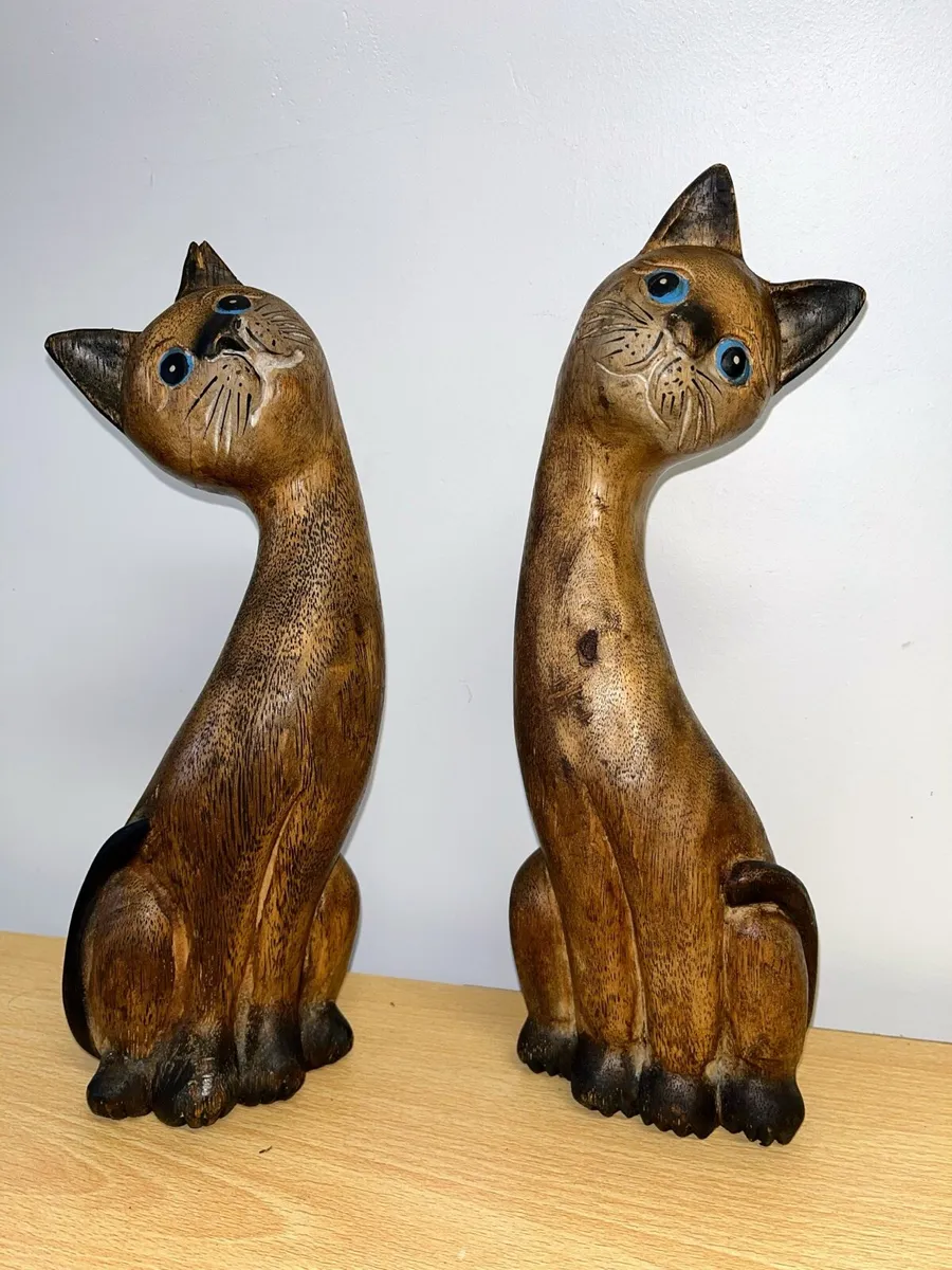 Pair of tall vintage carved wooden figurines - Image 2