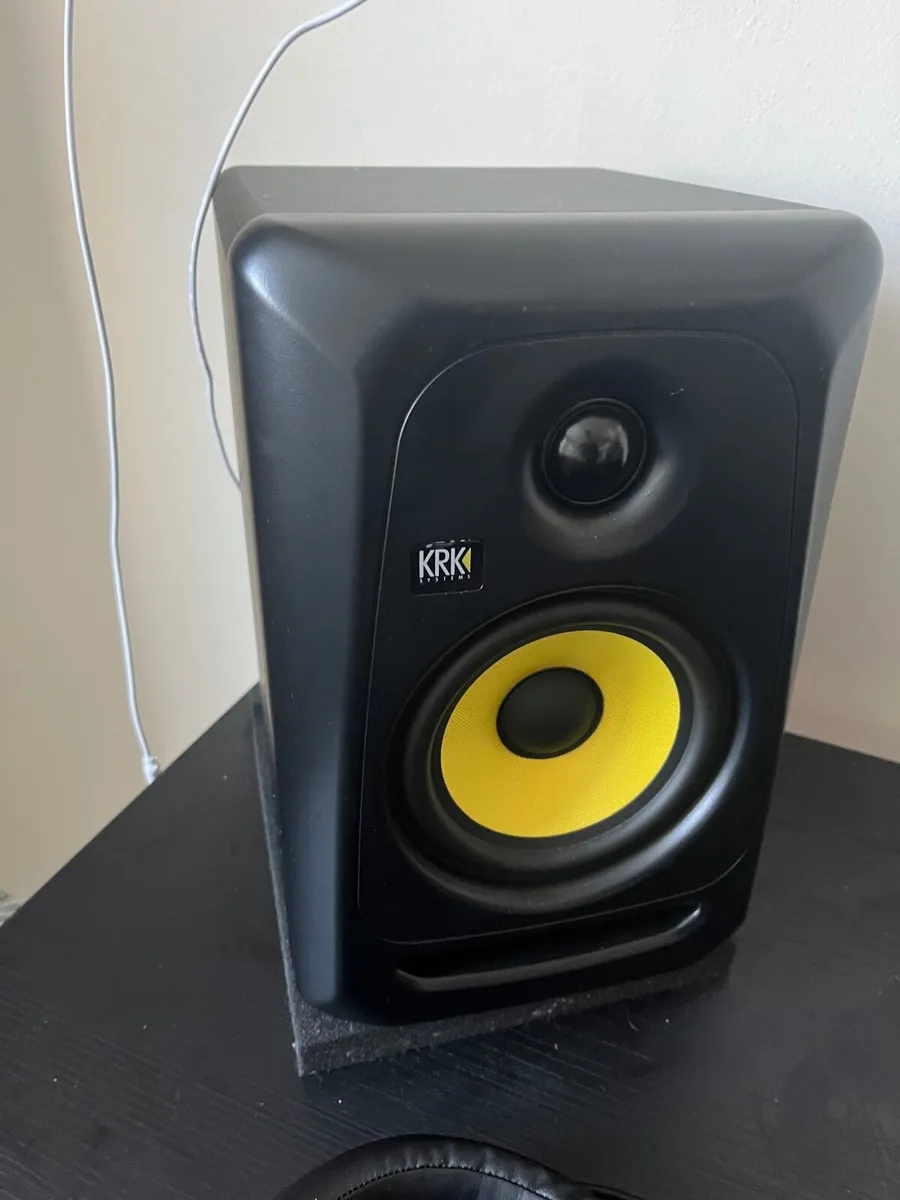 DDJ FLX4 and Pioneer KRK RP5 Studio Speakers - Image 2