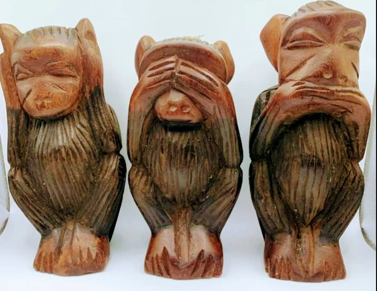 Three vintage carved wooden monkeys - Image 1