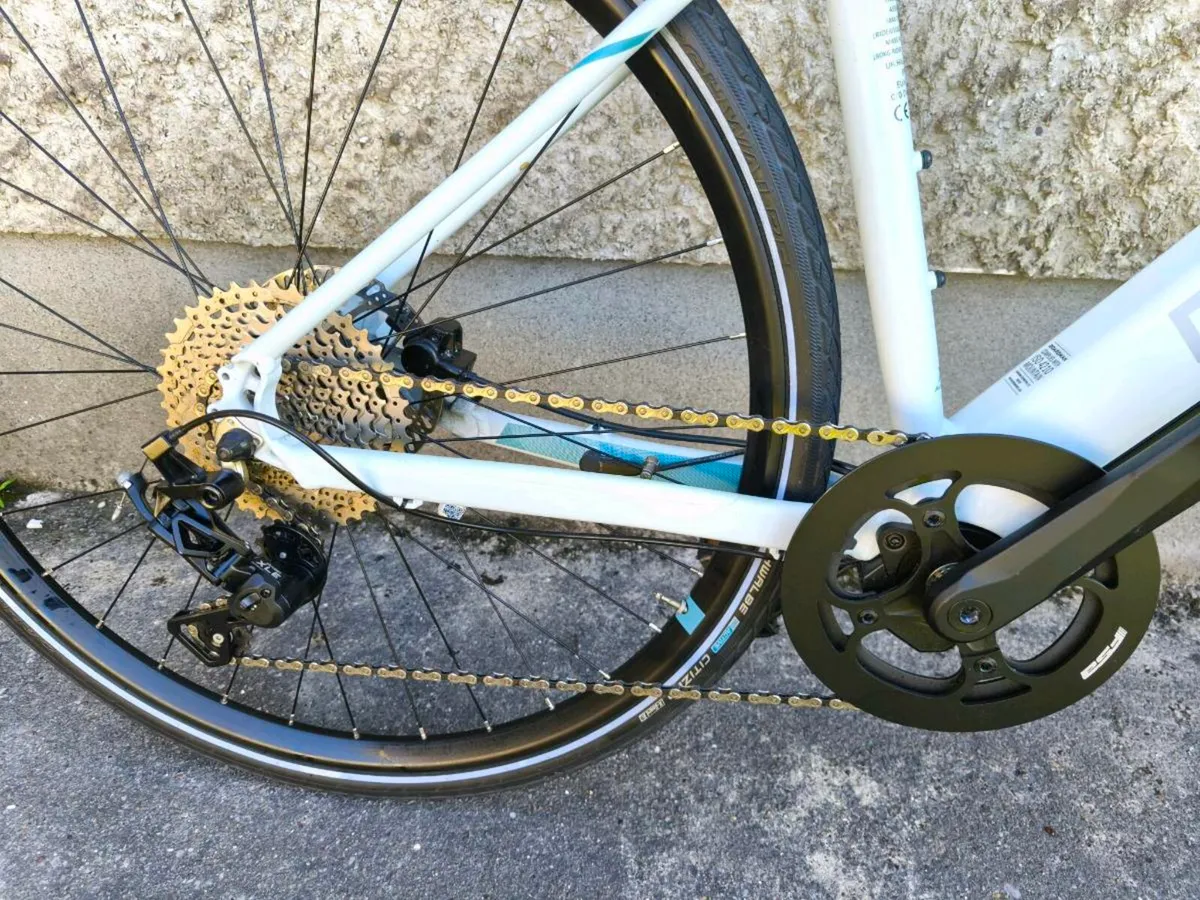 Boardman HYB 8.9 E-bike like new - Image 3