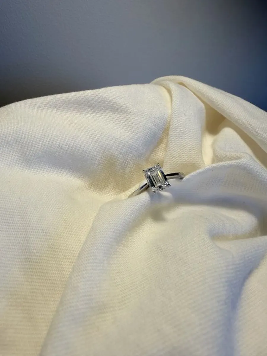 Lab grown 1.53Ct emerald cut platinum ring - Image 1