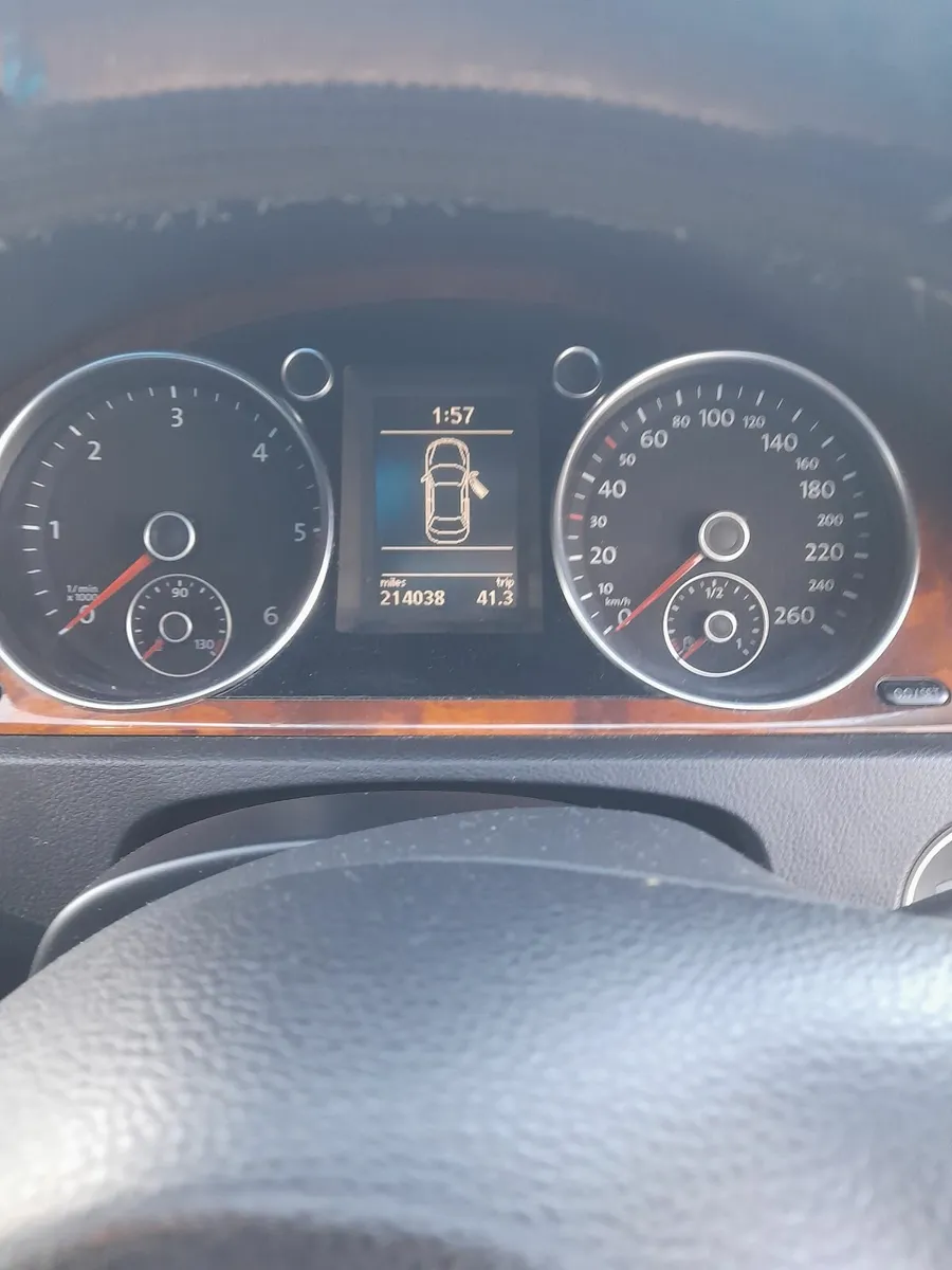 Volkswagen Passat 2010 - Image 2