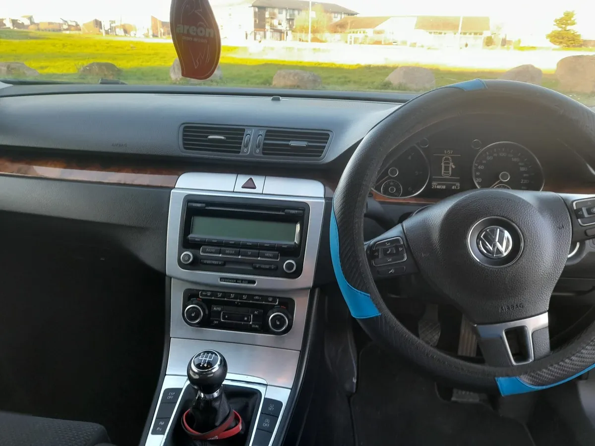 Volkswagen Passat 2010 - Image 3