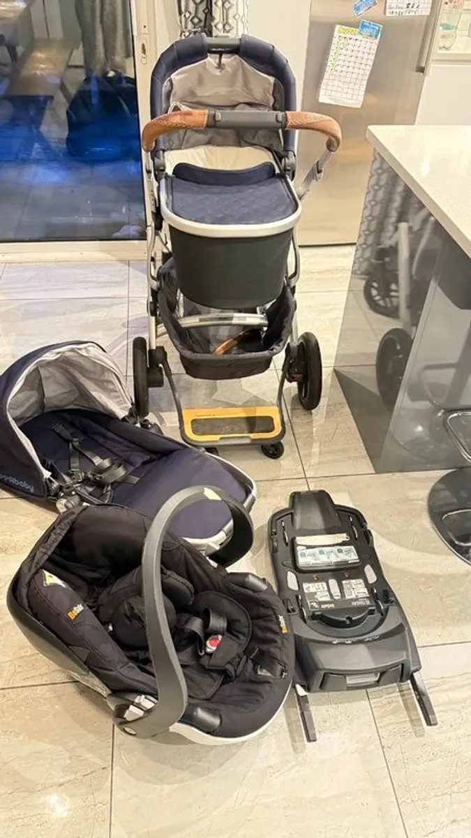 Uppababy Vista V2 complete travel system with accessories - Image 2