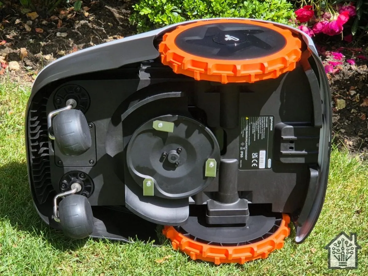 Navimow i105 with garage - Image 3