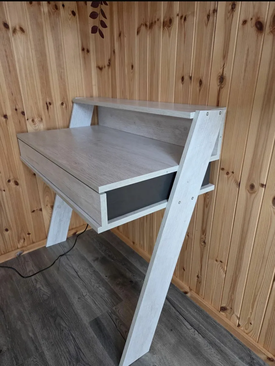 Free Wall-leaning Desk