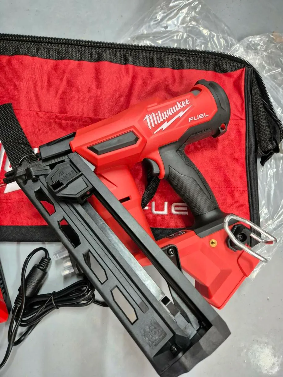 Milwaukee M18 Fuel 16 Gauge 2nd Fix Nail Gun Kit - Image 2
