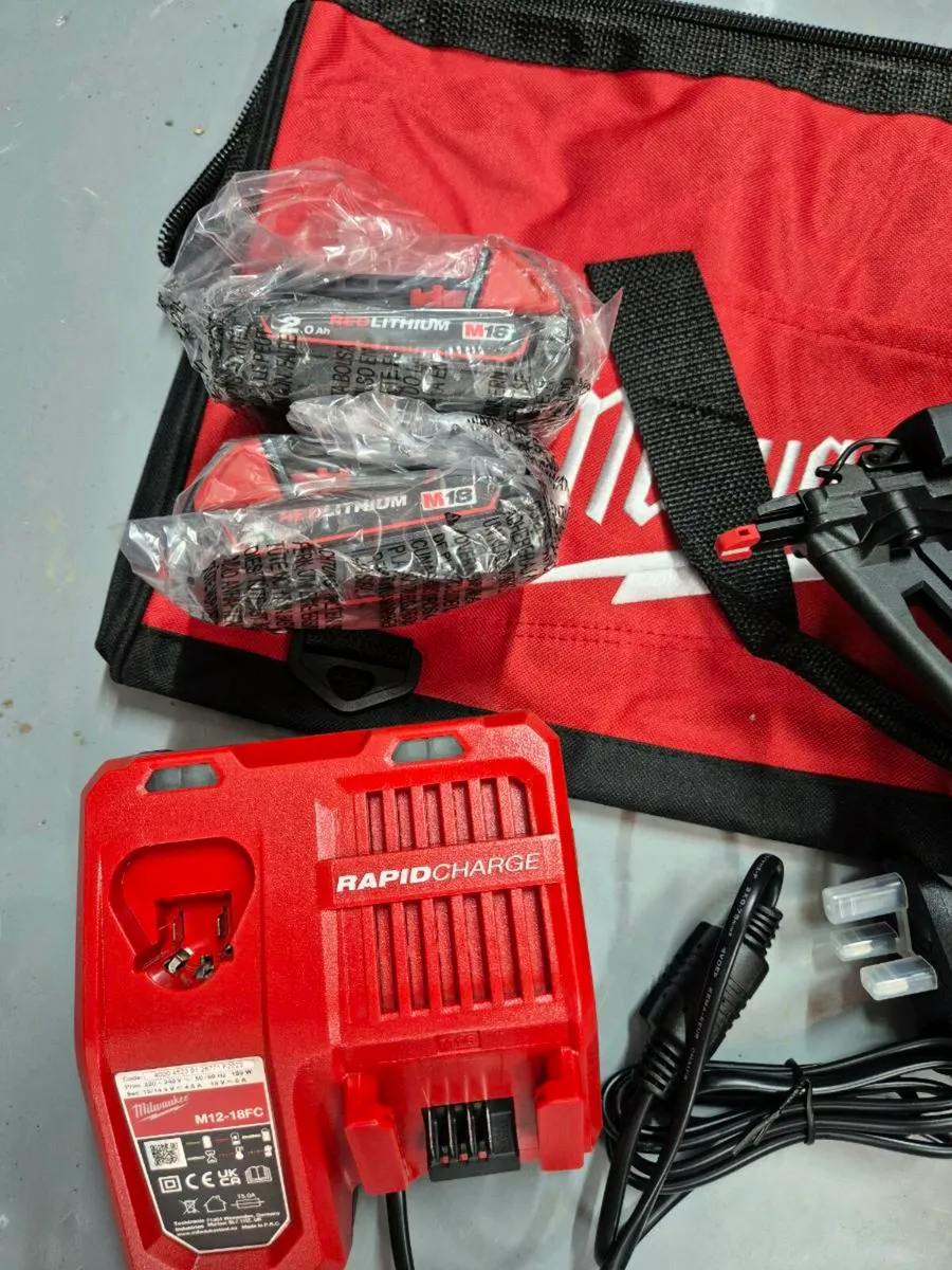 Milwaukee M18 Fuel 16 Gauge 2nd Fix Nail Gun Kit - Image 3