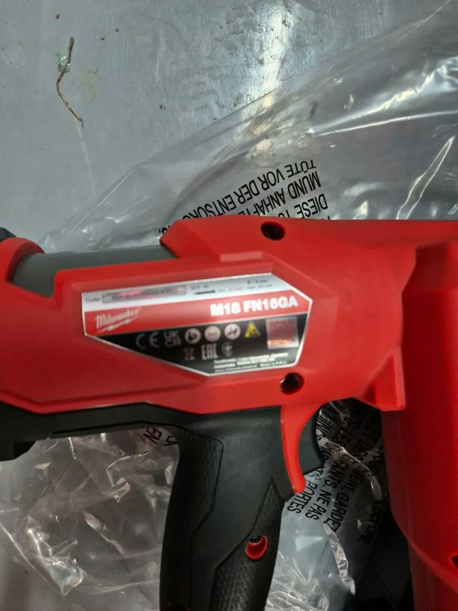 Milwaukee M18 Fuel 16 Gauge 2nd Fix Nail Gun Kit - Image 4