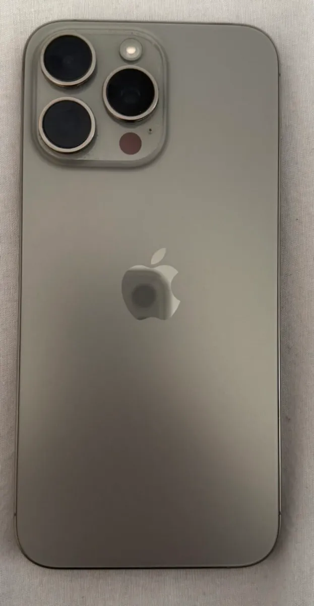 iPhone 15 Pro Max 256 GB with 2 cases - Image 4