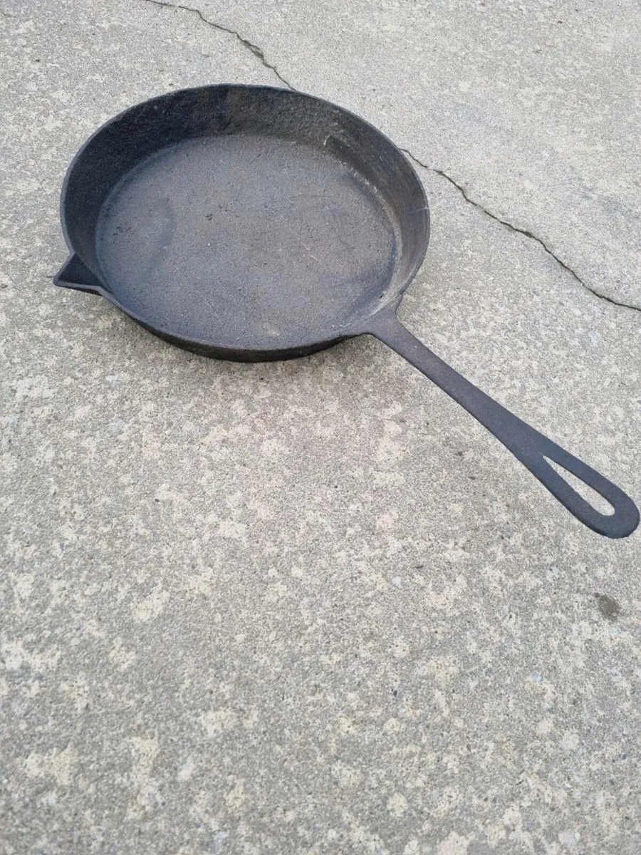 2 x Cast Iron Frying Pans - Image 2