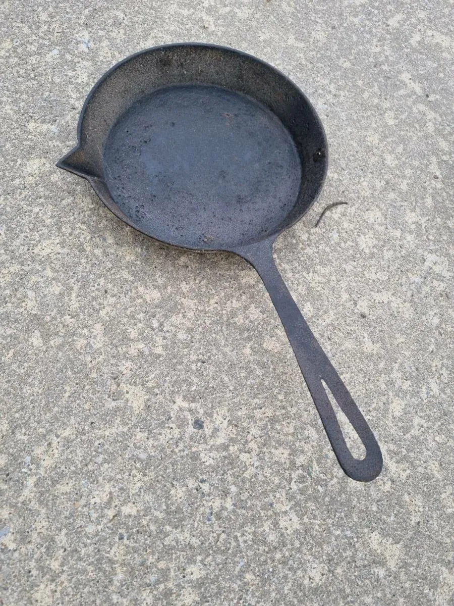 2 x Cast Iron Frying Pans - Image 3