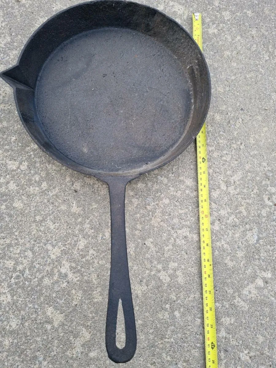 2 x Cast Iron Frying Pans - Image 4