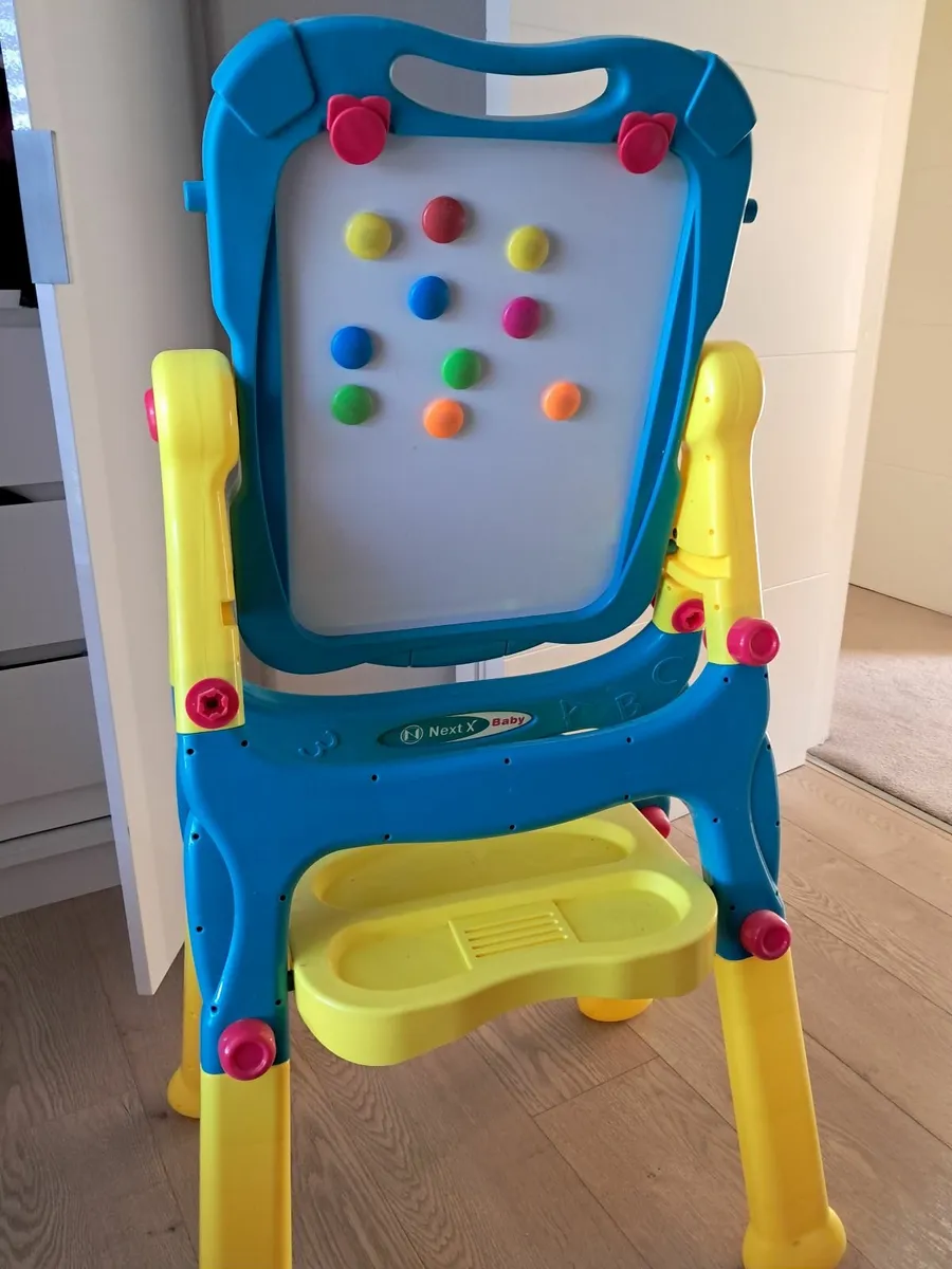 Standing kids easel