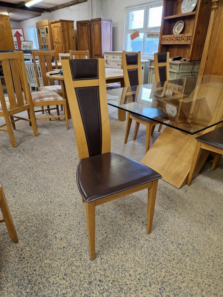 Light oak glass top table, 6 oak leather chairs - Image 2