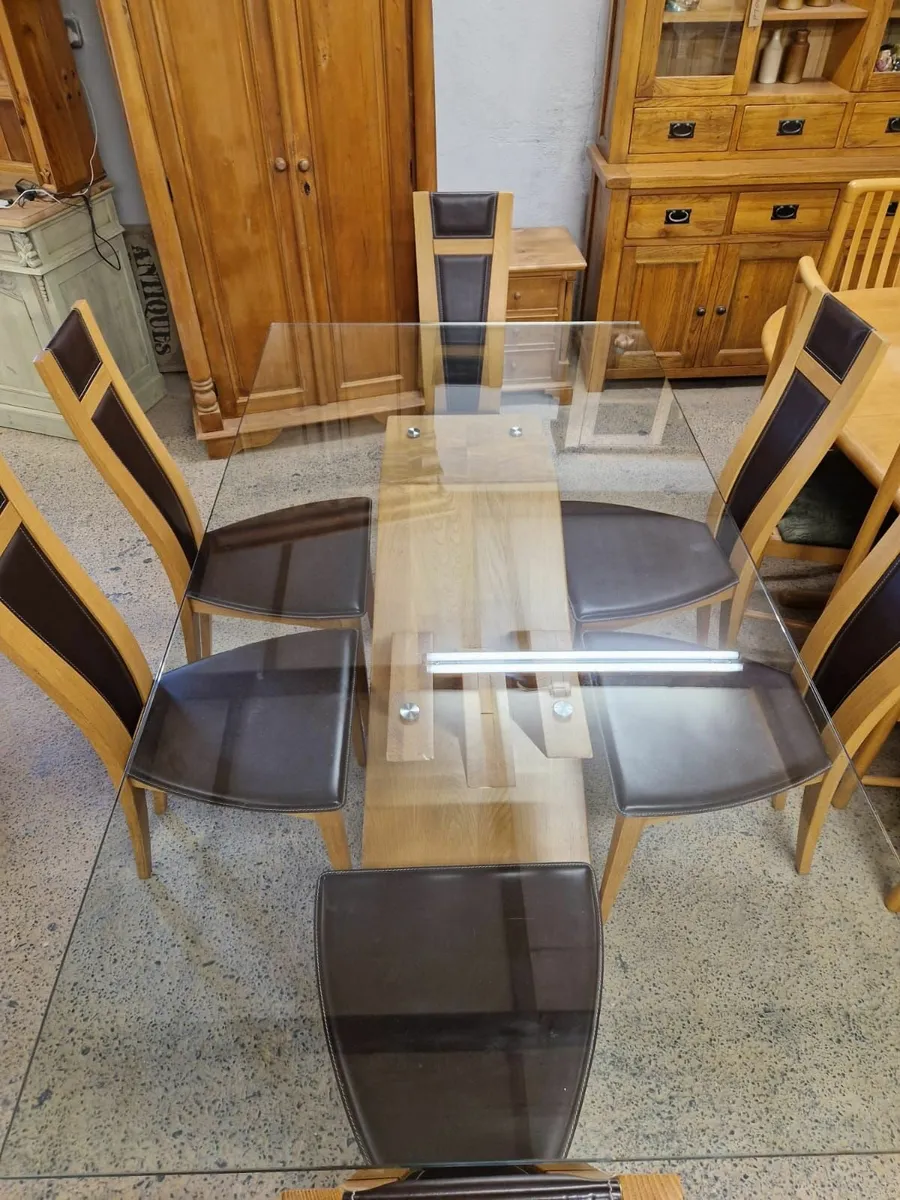 Light oak glass top table, 6 oak leather chairs - Image 4