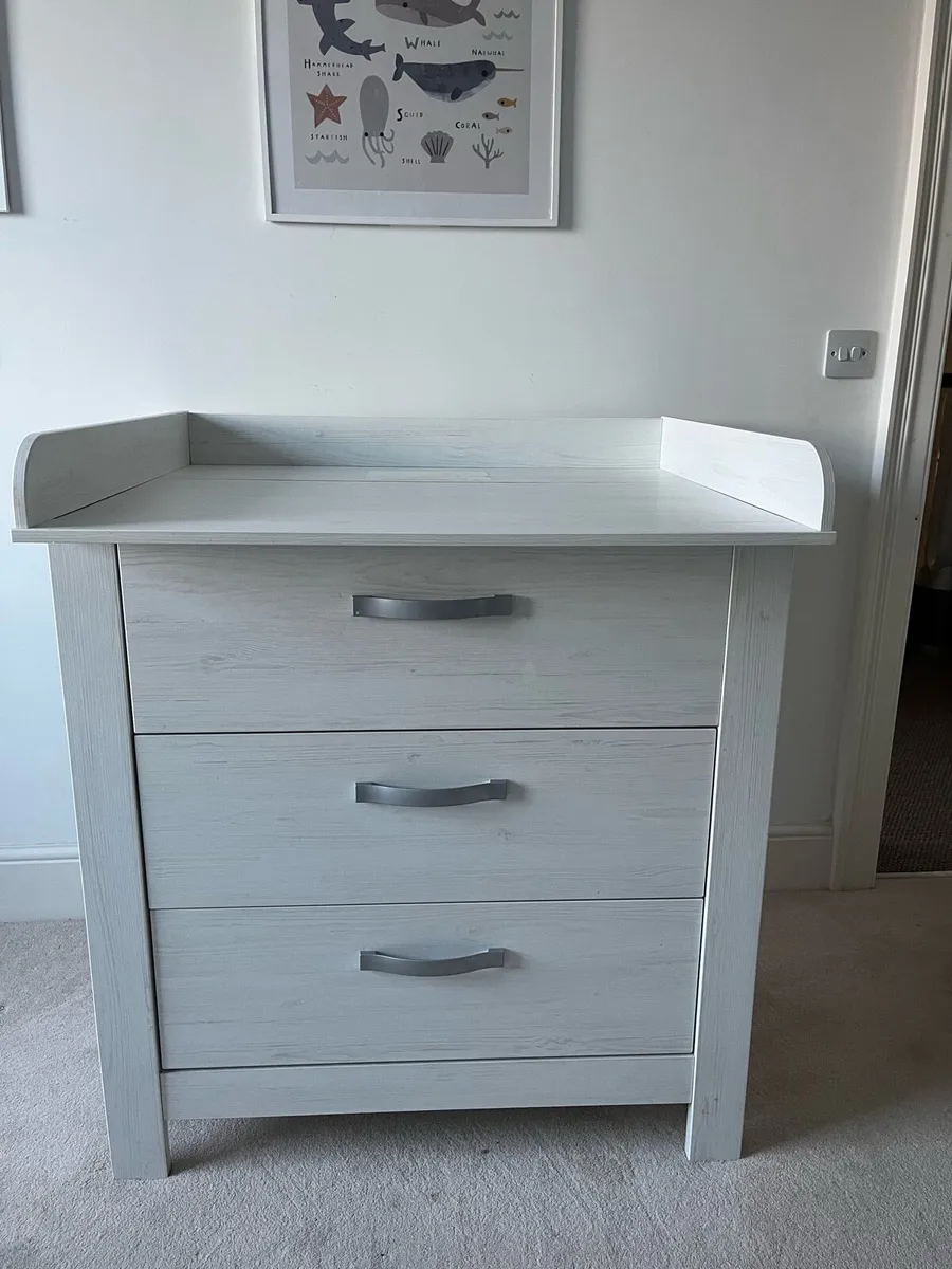 Baby changing chest of drawers - Image 1
