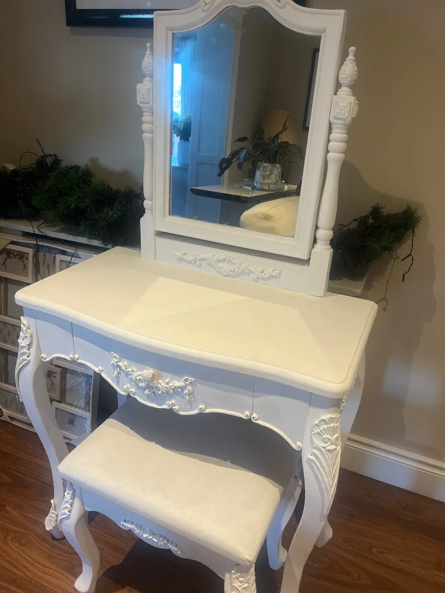 Dressing table and morrow - Image 1